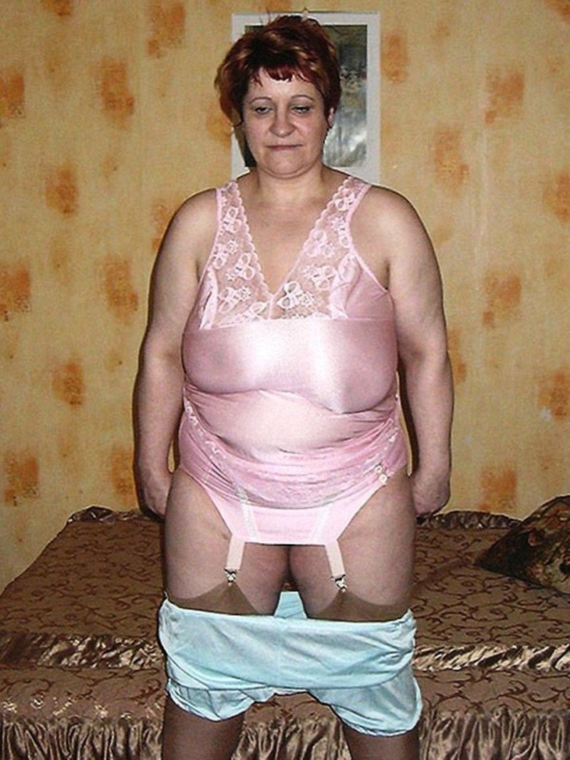Elderly women in Pantalones