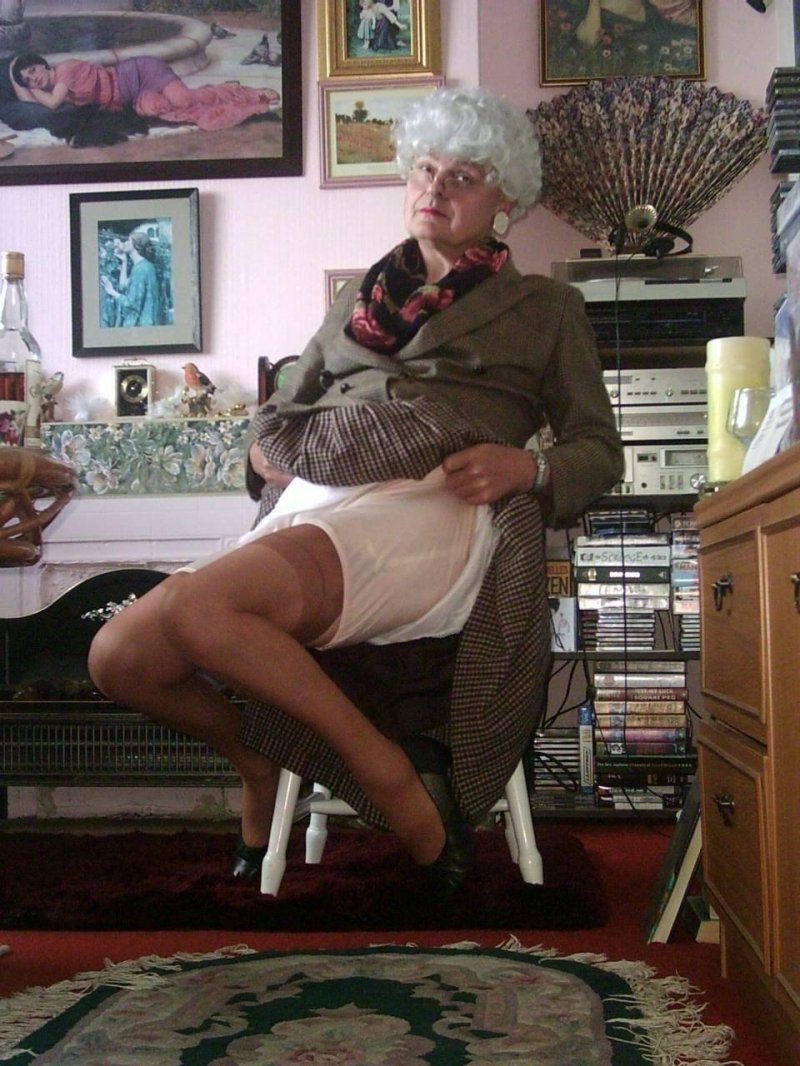 Naked old women in Pantalones