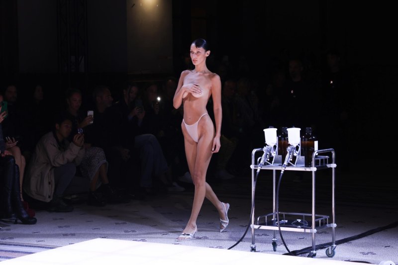 Fashion screening naked