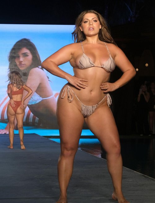 Showing mod bikini
