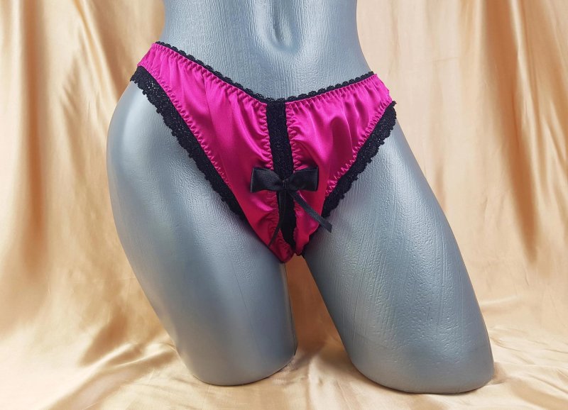 Satin panties with a neckline