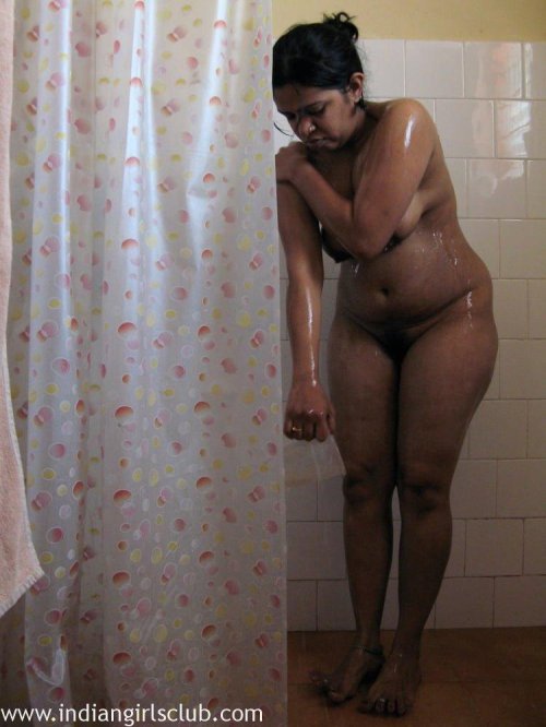 Naked woman Hindus washes
