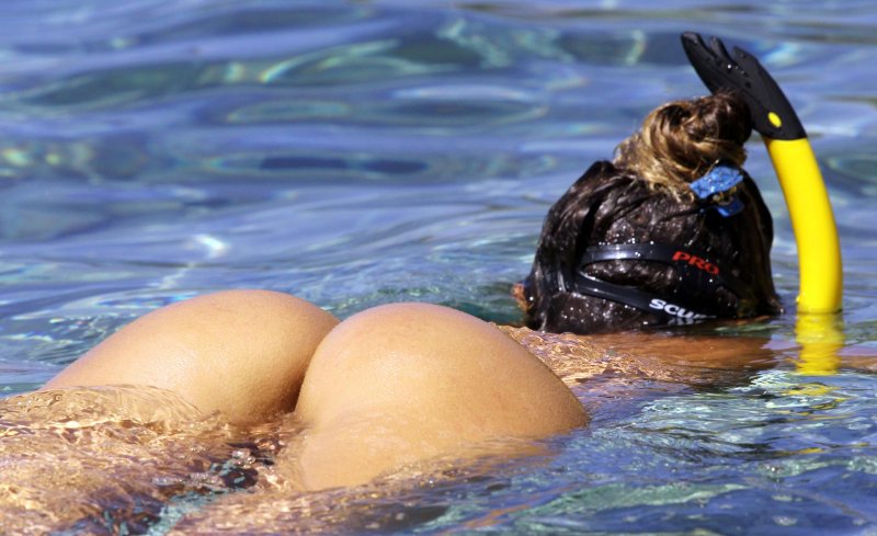 The ass of nude diving