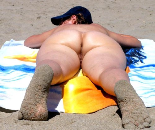 Naked thick butt on the beach