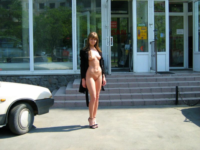 Girls without complexes on the street