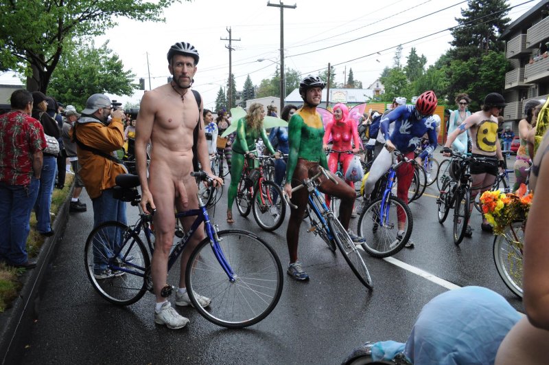 Naked bicycle racket in Madrid