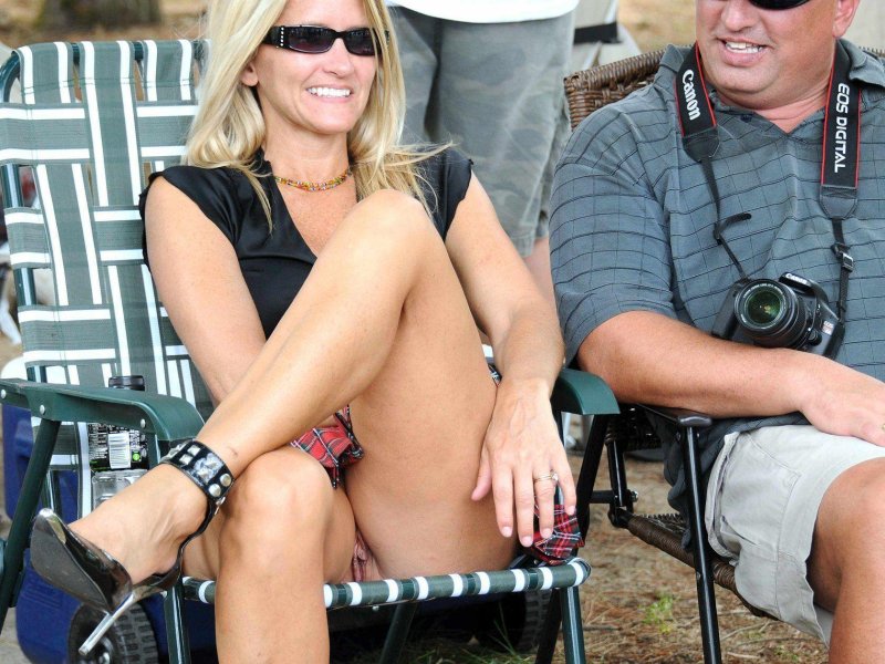 Heidi Klum under a skirt