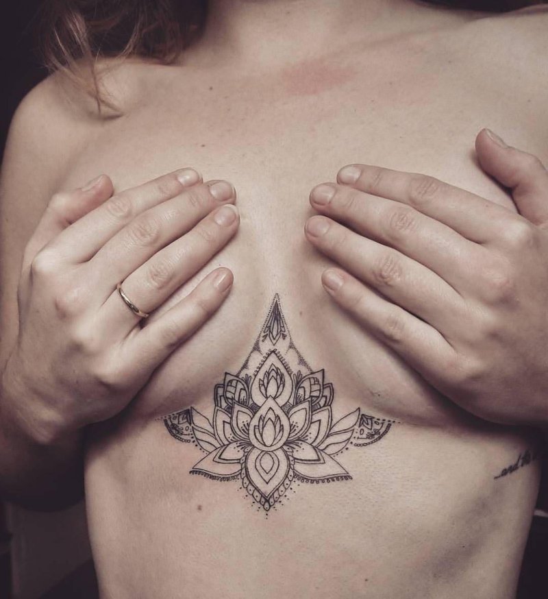 Tattoo between the sternum of girls