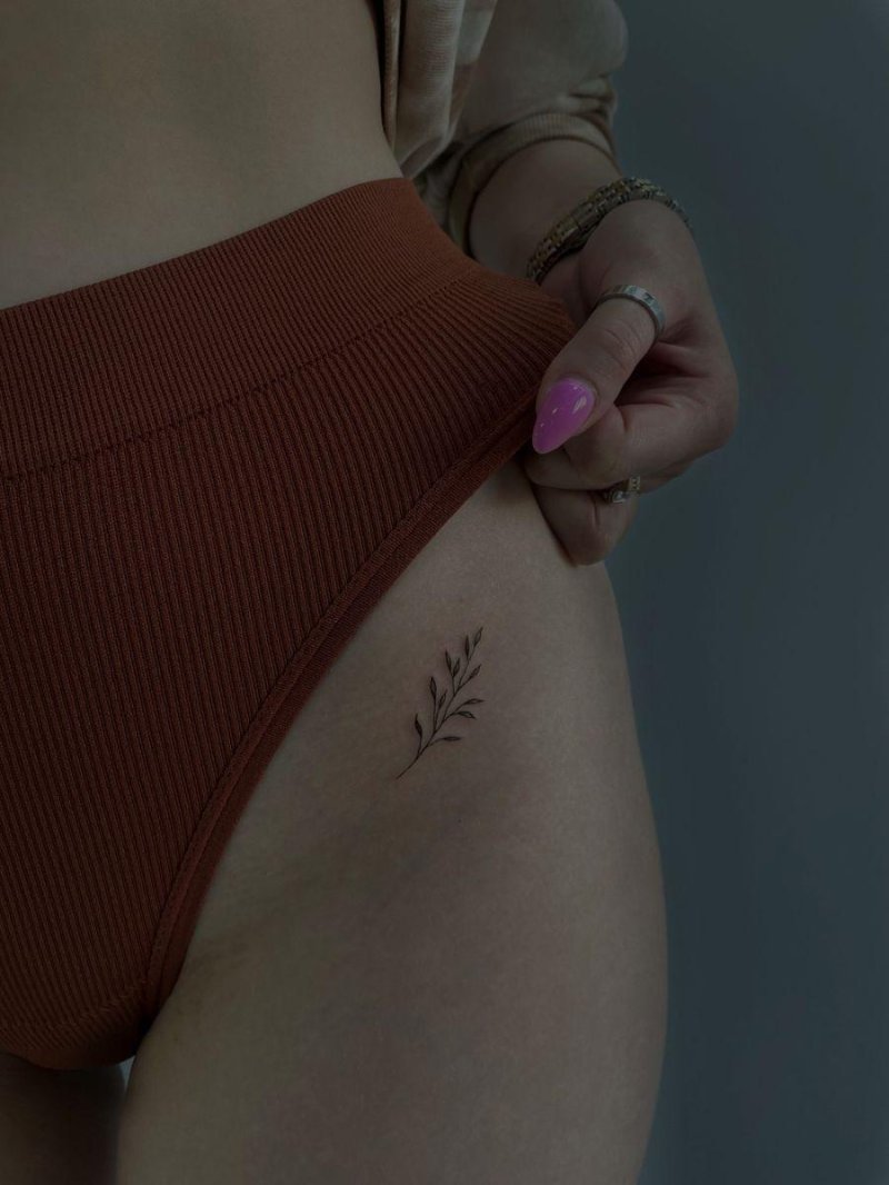 Female tattoo on the thigh