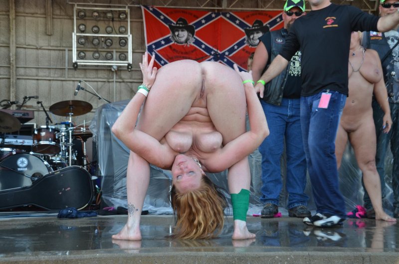 Erfu Naked on Stage Performance