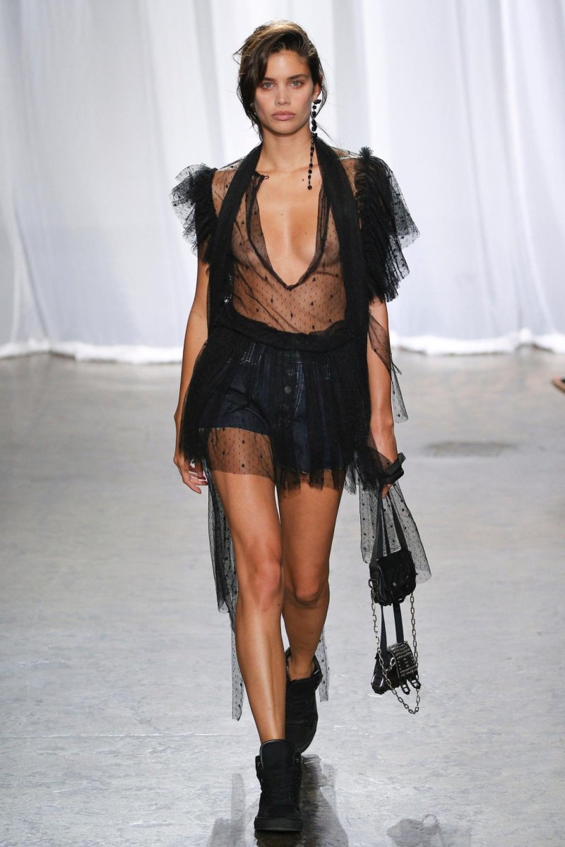 Sarah Sampayo on the catwalk