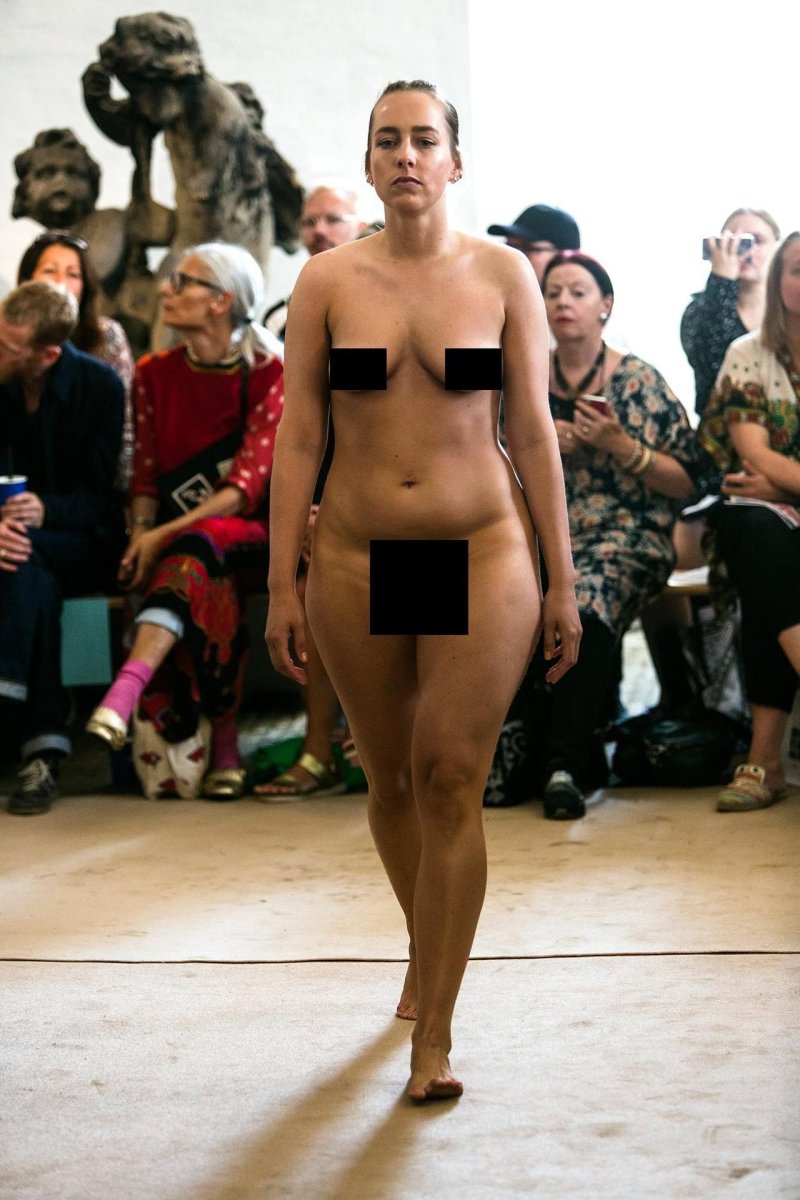Models plus saz on the catwalk