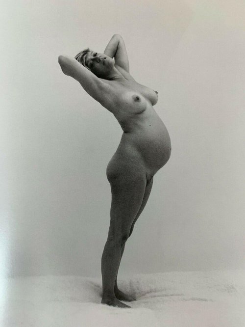 Photo shoots of naked pregnant women