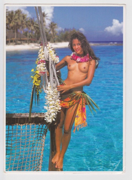 Women Polynesics are naked