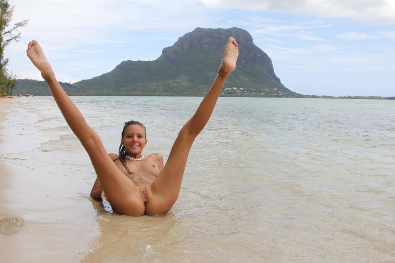 Shpagat on the beach