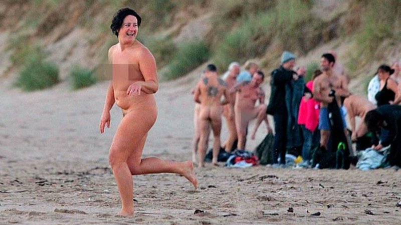 Mass bathing naked