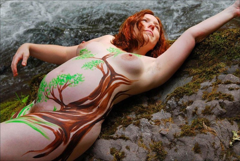 Naked pregnant women with bodyart
