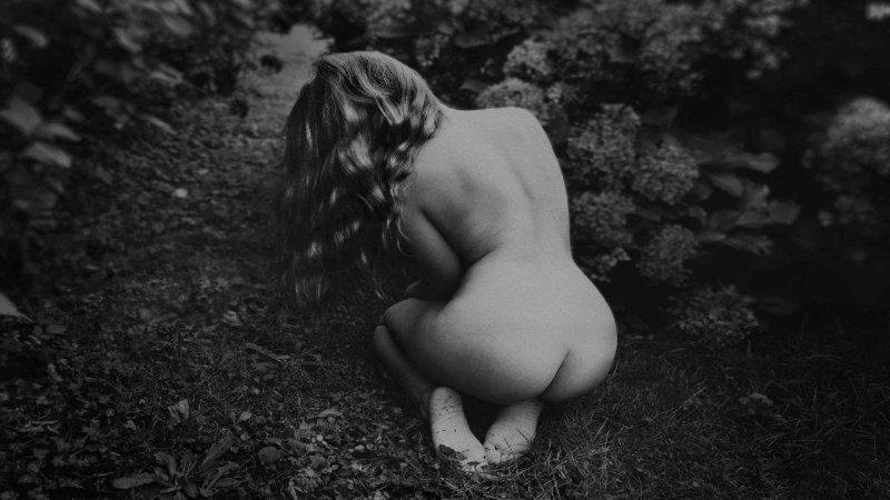 Naked to the photographer